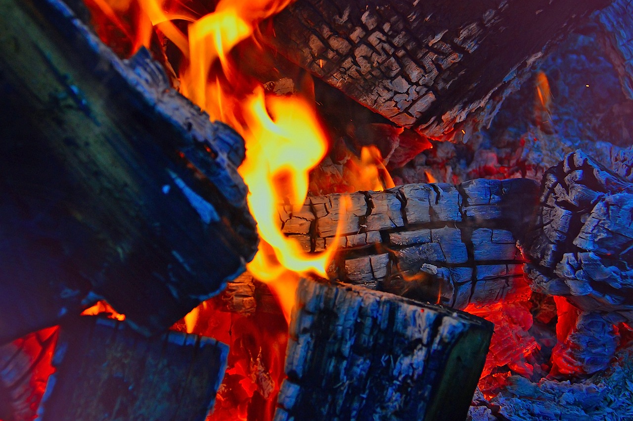 hořící dřevěné uhlí