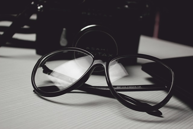 brýle na stole