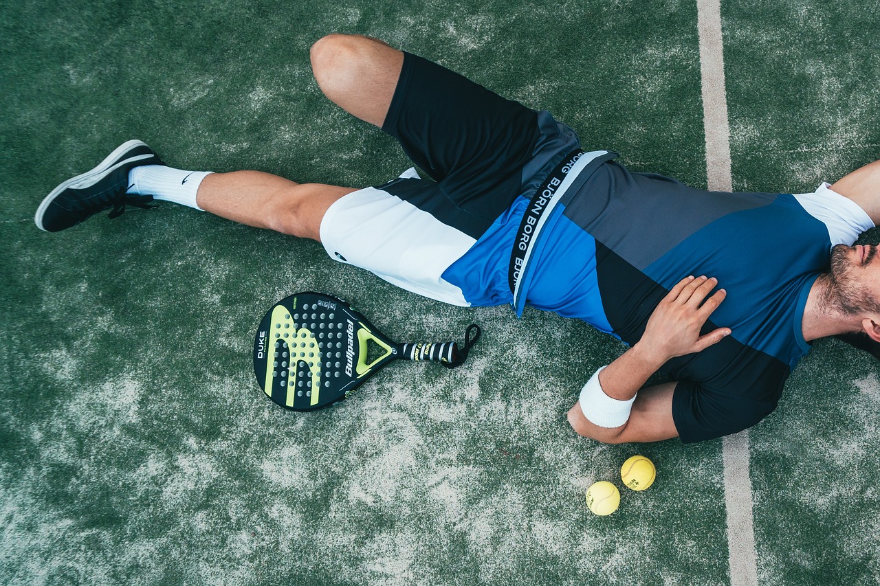 Tenis mě baví. 